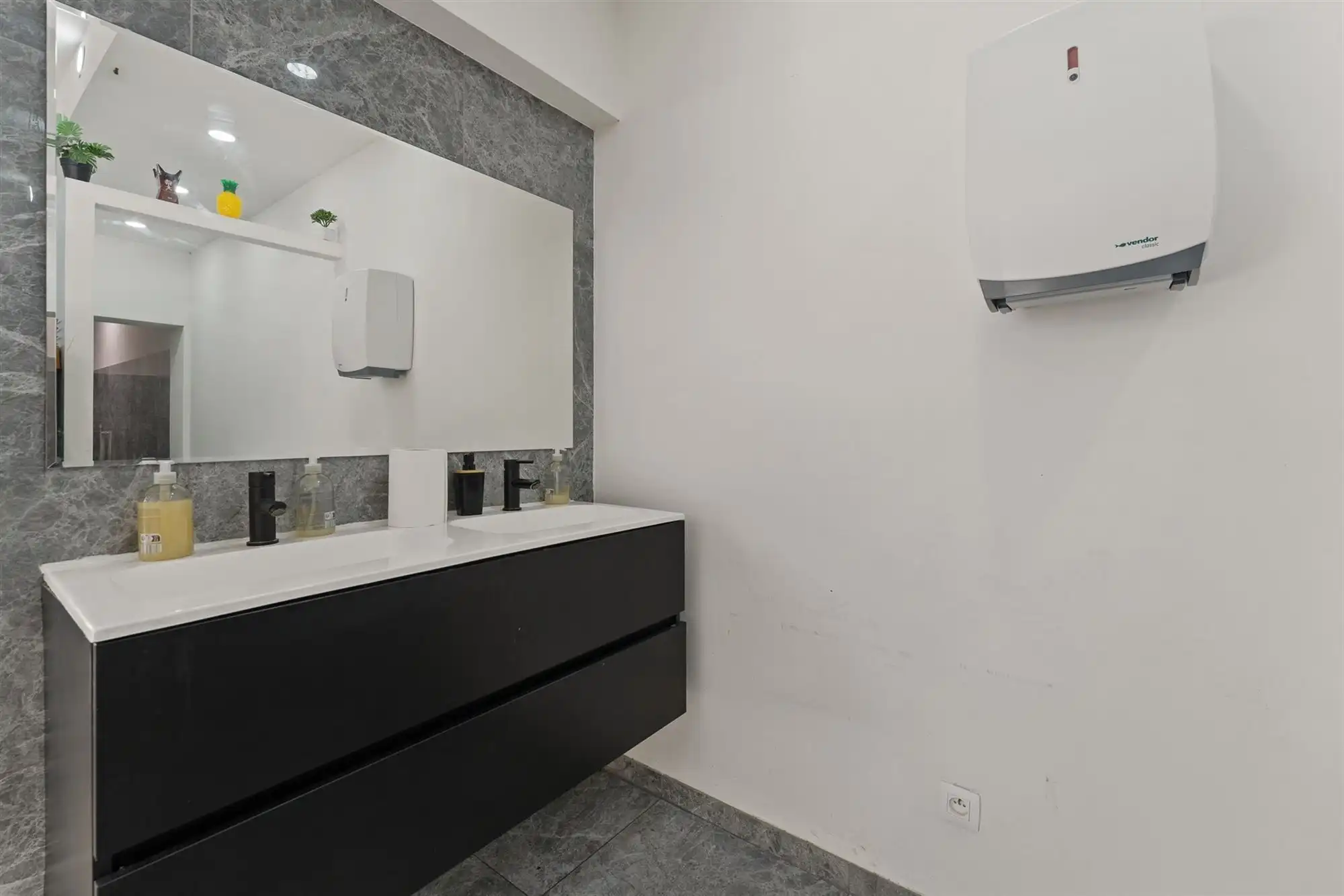 GERENOVEERD (2021) HANDELSPAND VAN 206 m2 MET EEN TE RENOVEREN BOVENLIGGEND APPARTEMENT (124 m2) MET 2 SLAAPKAMERS GELEGEN TE BERINGEN foto 10