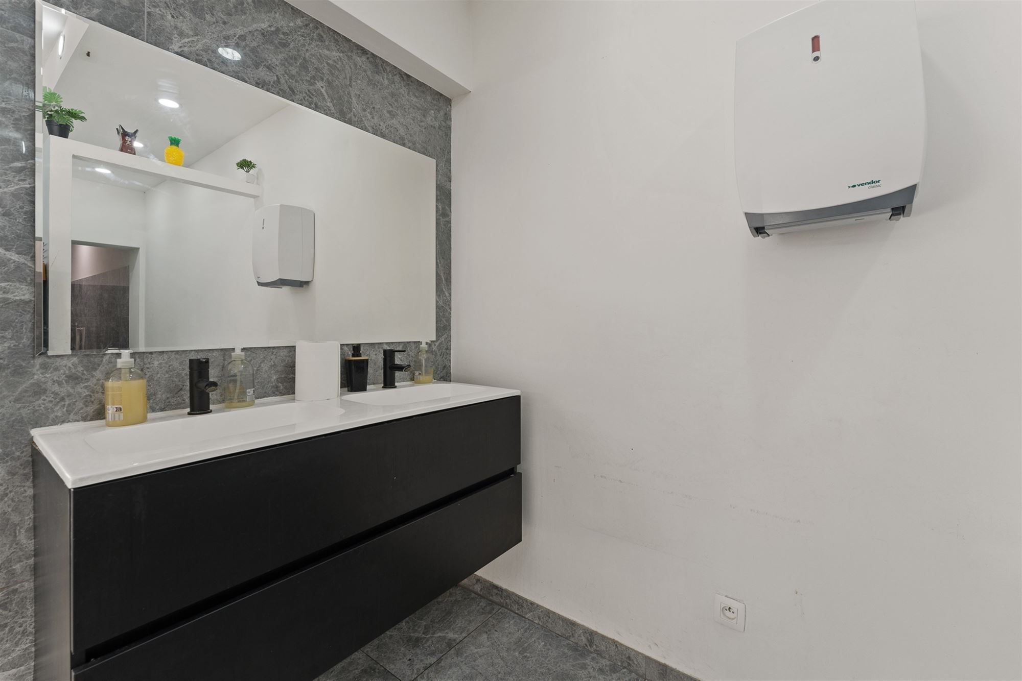 GERENOVEERD (2021) HANDELSPAND VAN 206 m2 MET EEN TE RENOVEREN BOVENLIGGEND APPARTEMENT (124 m2) MET 2 SLAAPKAMERS GELEGEN TE BERINGEN foto 10