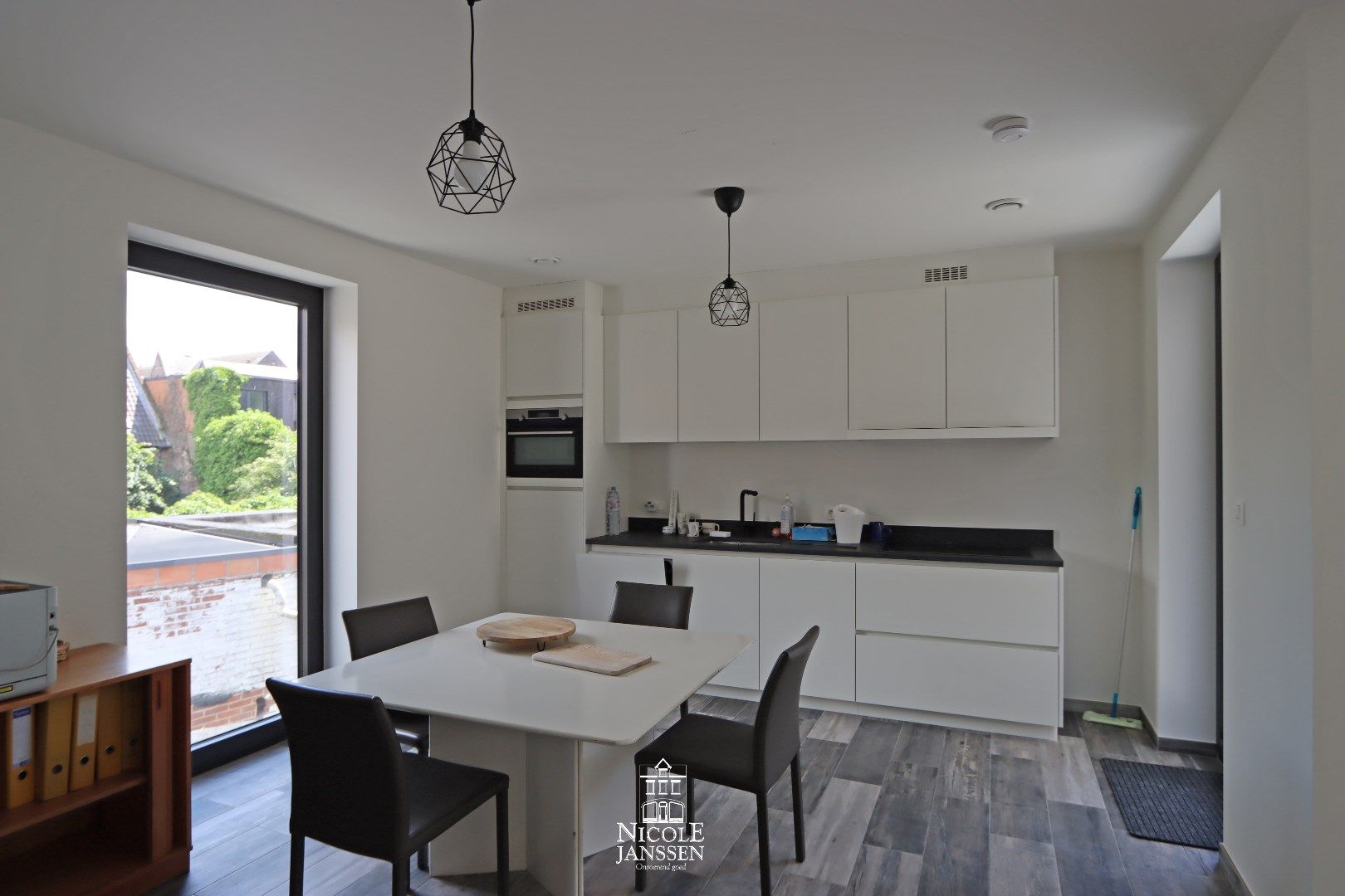 Nieuwbouwappartement met twee slaapkamers, terras en autostaanplaats in hartje Maaseik  foto 8