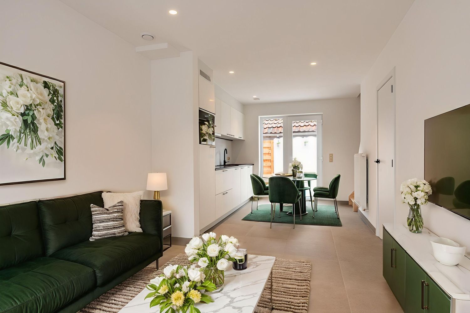 Volledig gerenoveerde woning met 2 slpks foto 3