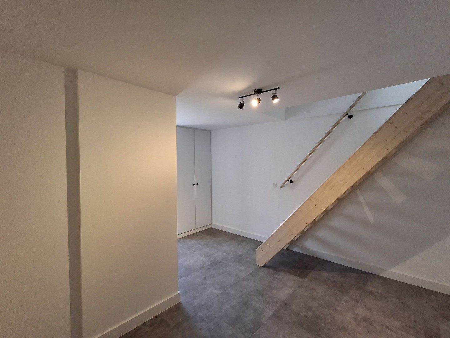 PRACHTIG GERENOVEERDE RIJWONING MET 2 SLPKS EN DUBBELE GARAGE foto 5