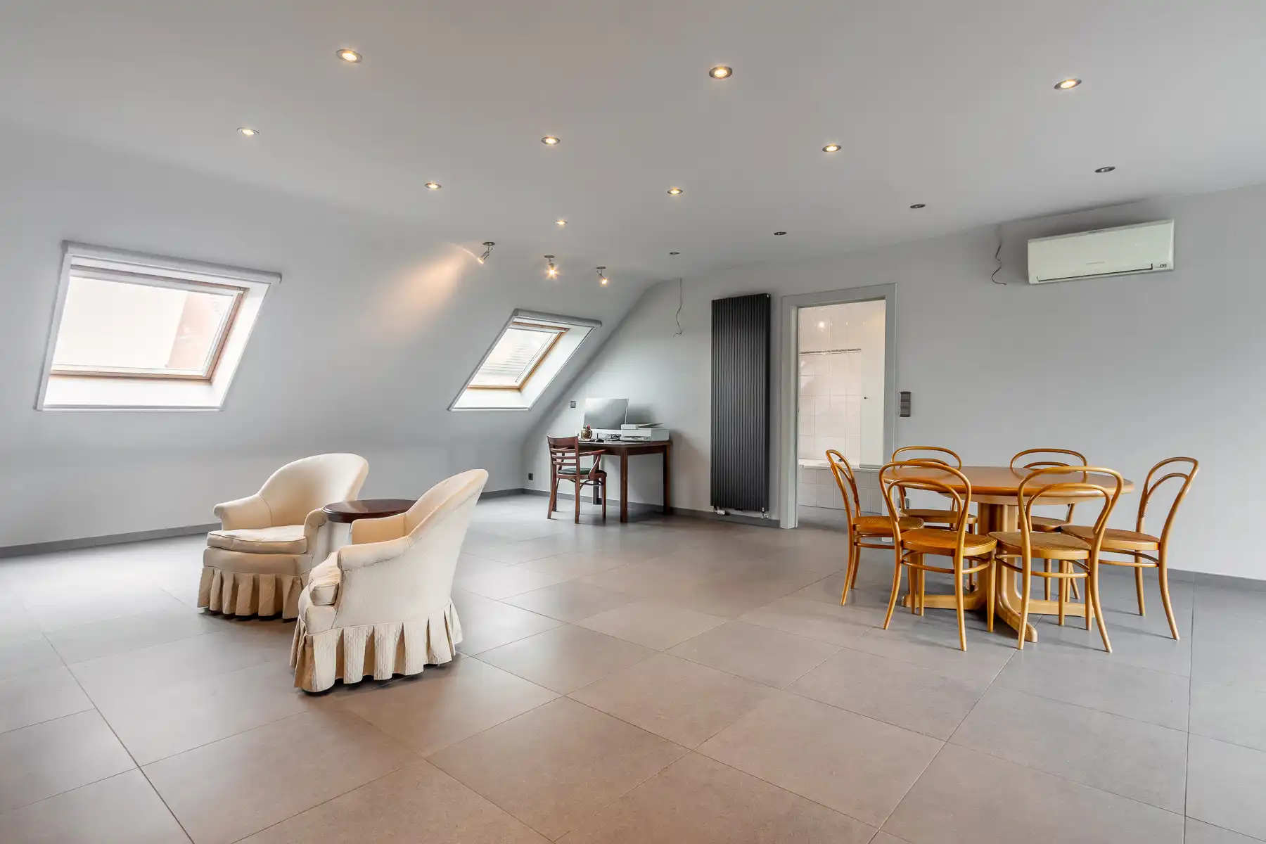 Ruim, triplex appartement met 1 slaapkamer vlakbij centrum foto 5