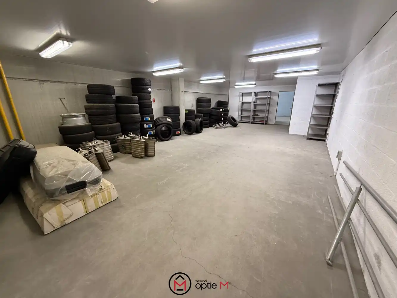 GOED GELEGEN MAGAZIJN MET SANITAIR EN BUREEL foto 14