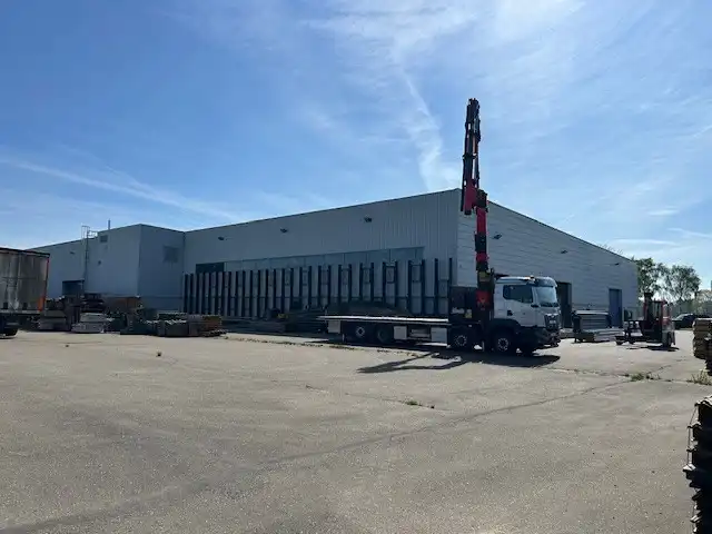 MULTIFUNCTIONEEL RUIM EN HOOG BEDRIJFSPAND foto 3