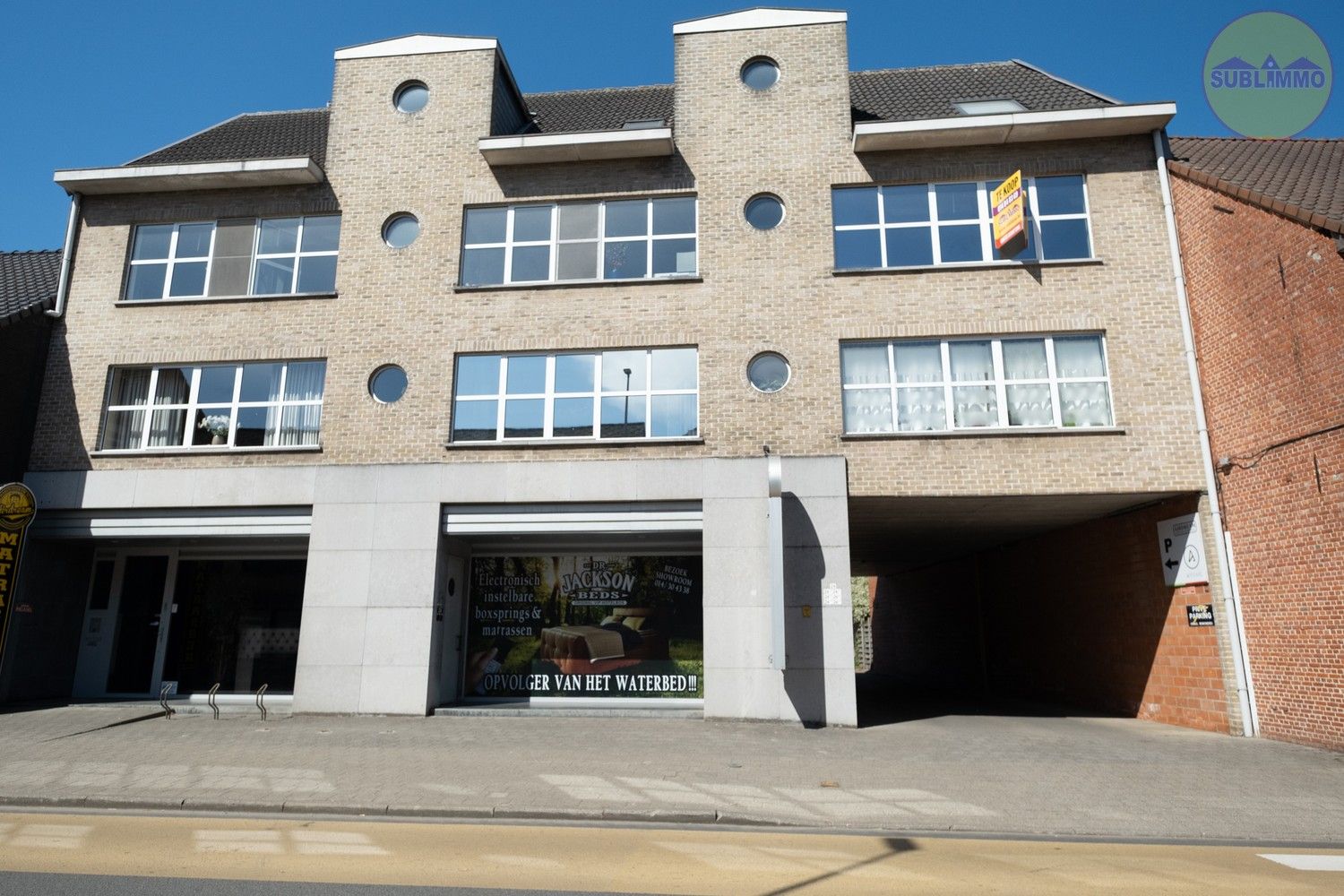 Duplex appartement (100 m²) met 3 slaapkamers en garage in het centrum van Meerhout. foto {{pictureIndex}}