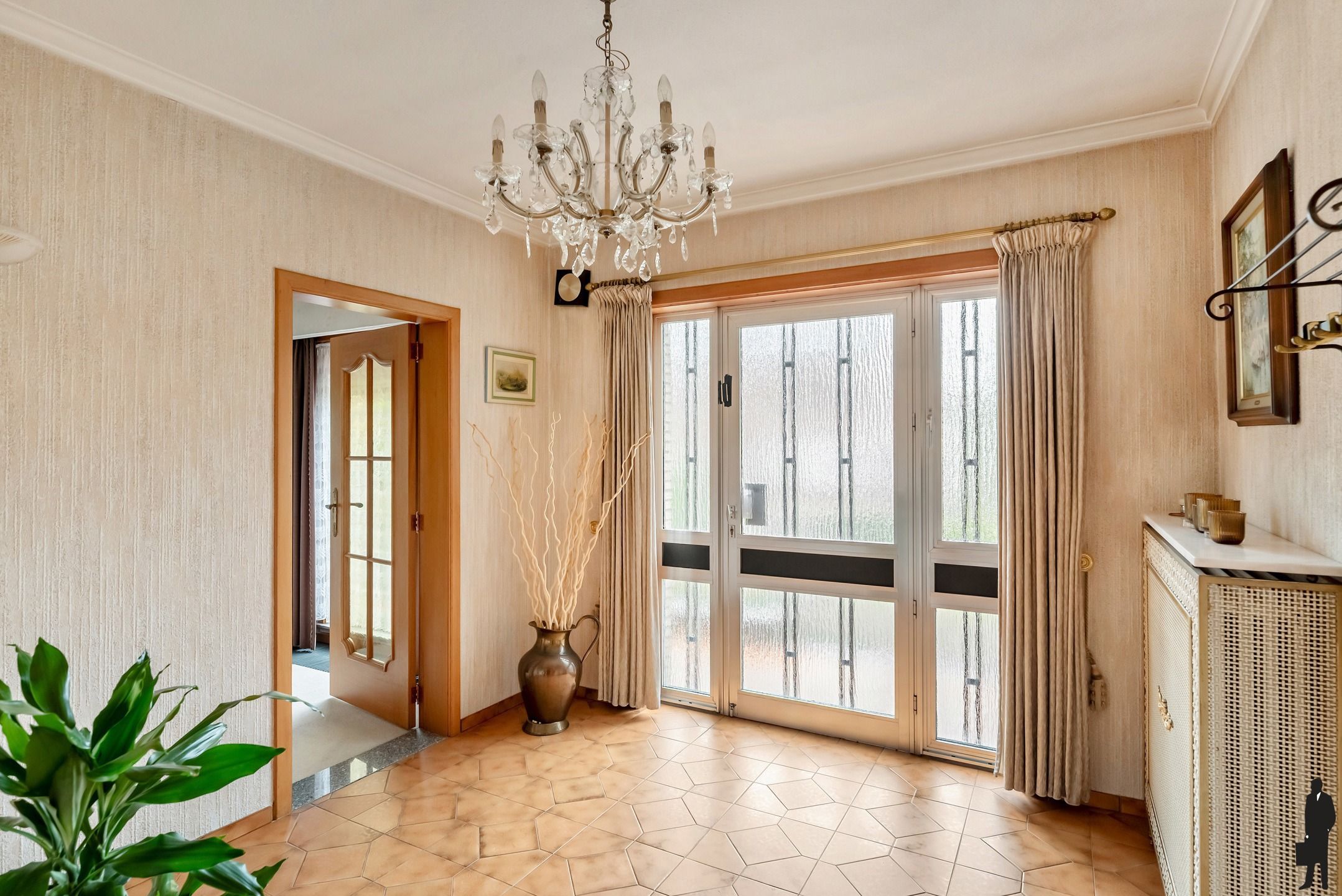 Ruime en rustig gelegen villa (341 m²) met 5 slk op een mooi perceel van 942 m². foto 5