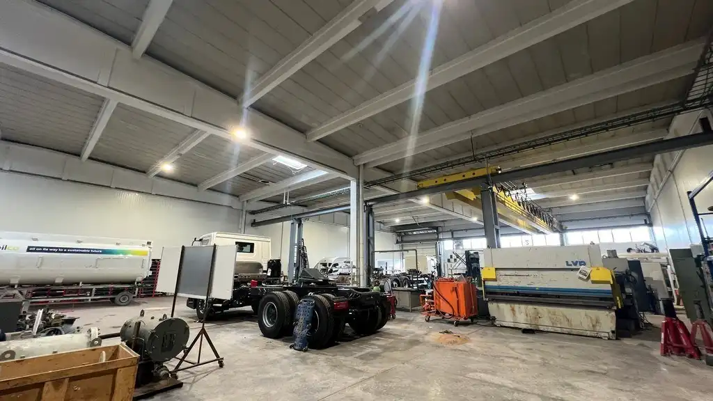 Magazijn met rolbrug en kantoren nabij N47 in Zele foto 18