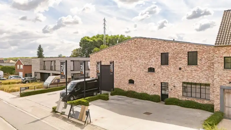 Ruime loods met kantoorruimte aan de Oeselgemstraat te huur in Wakken – perfect voor uw bedrijfsactiviteiten! ✨ foto {{pictureIndex}}