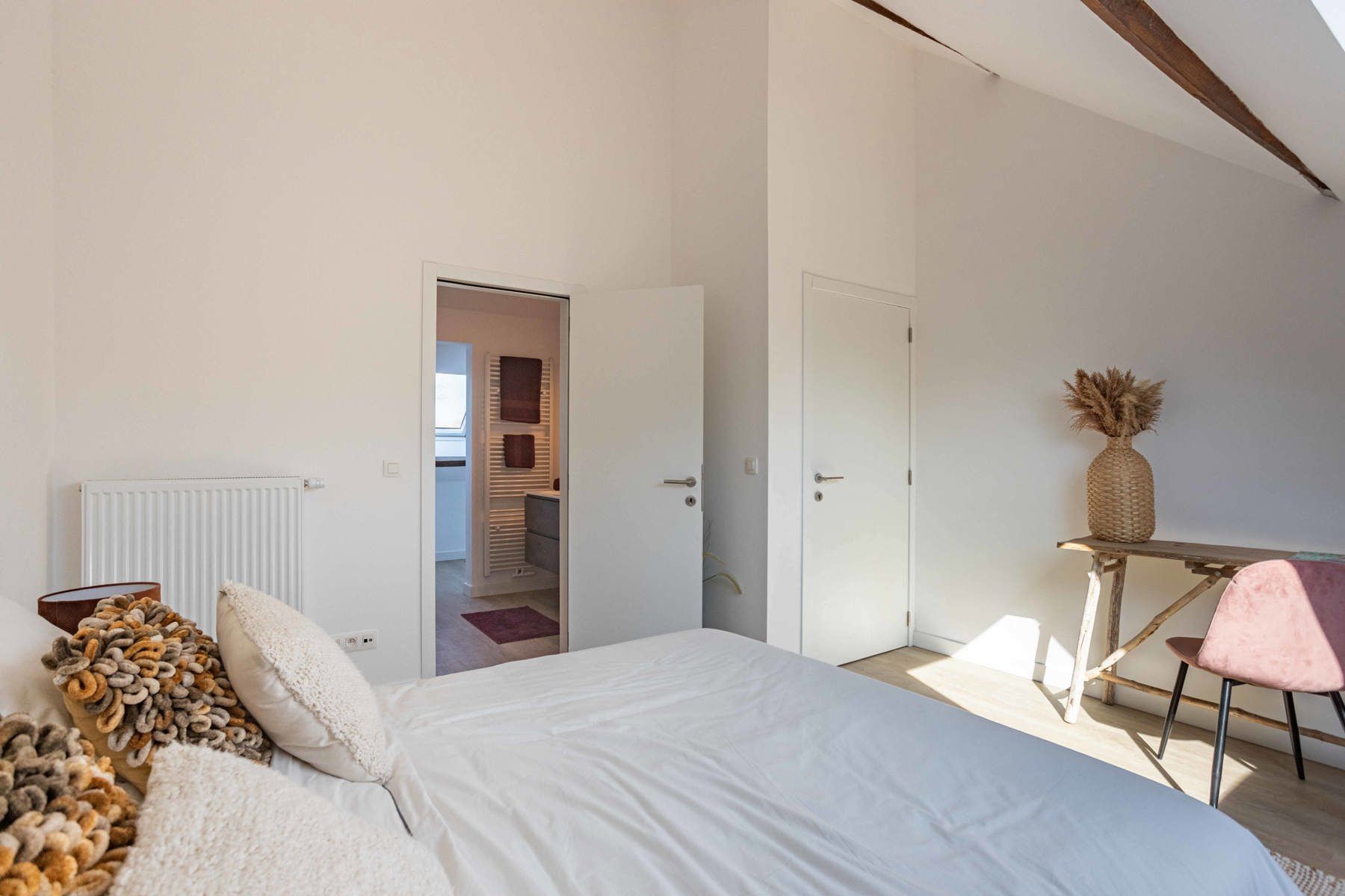 Gerenoveerde woning met 3 slaapkamers en 2 badkamers foto 17