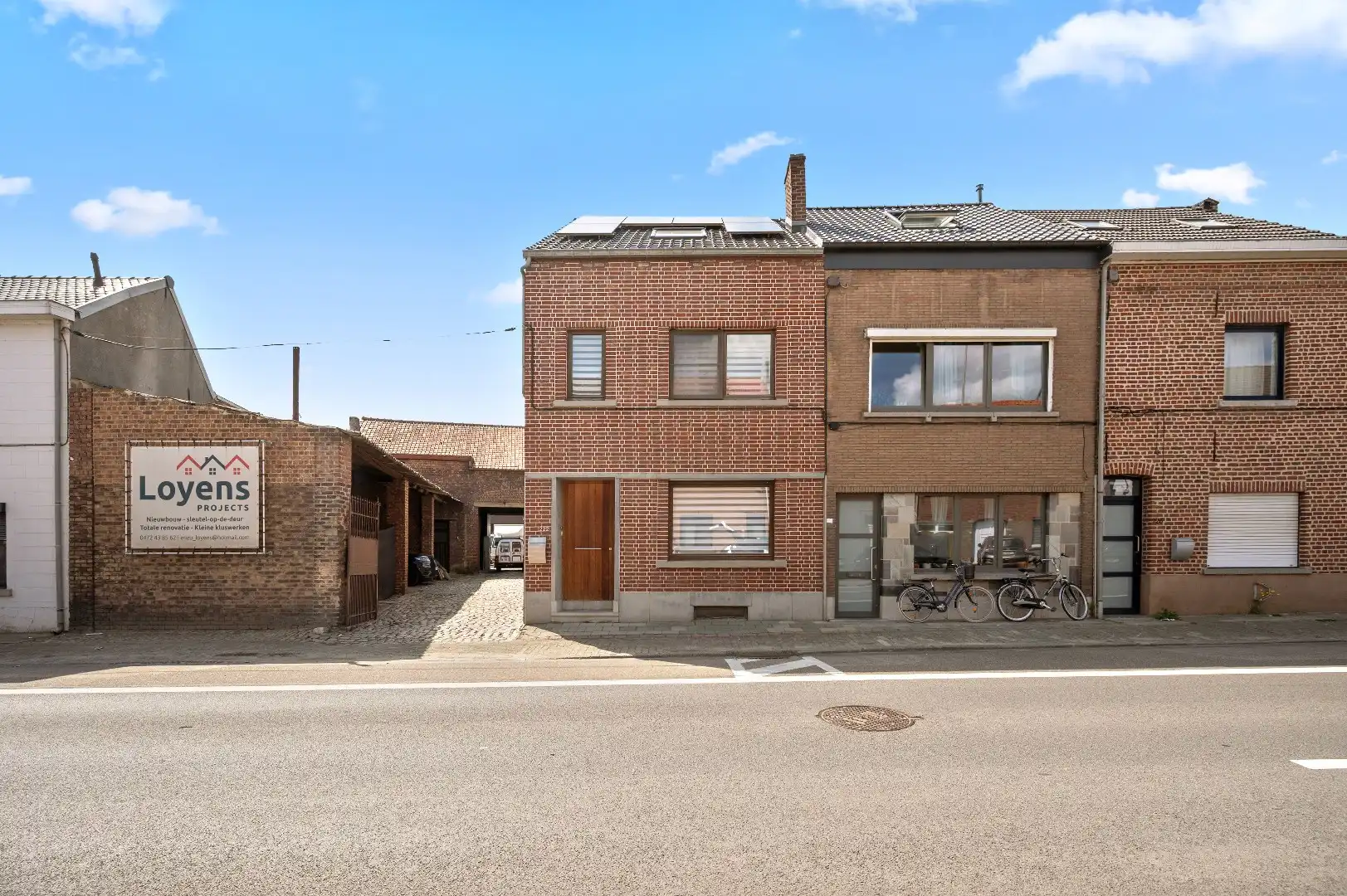 Unieke eigendom met instapklare woning, bijgebouw en uitzonderlijk potentieel op ruim perceel foto {{pictureIndex}}