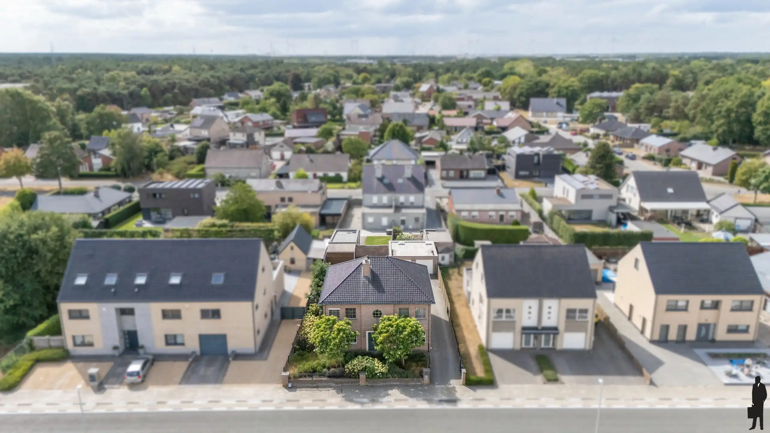 Ruime woning met 6 slpks. en grote kelder nabij Nederland foto {{pictureIndex}}