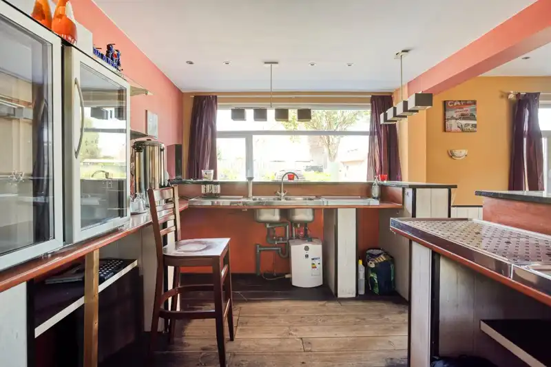 Café met bovengelegen appartement foto 6