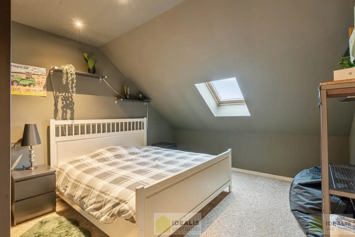 IDEALIS VASTGOED - Gerenoveerd duplex appartement gelegen op het Itterplein in het Brouwershof, kortom wonen op een unieke locatie in een pand met een rijke geschiedenis!! Dit ruime duplexappartement omvat maar liefst ca.155m² bewoonbare oppervlakte en voorzien van een ruime woonkamer met aansluitend keuken, badkamer voorzien van bad en douche, 3 slaapkamers en ruim dakterras. Uiterst geschikt voor kandidaten op zoek naar een instapklaar duplex appartement op een toplocatie midden in hartje Opitter, Bree! foto 21