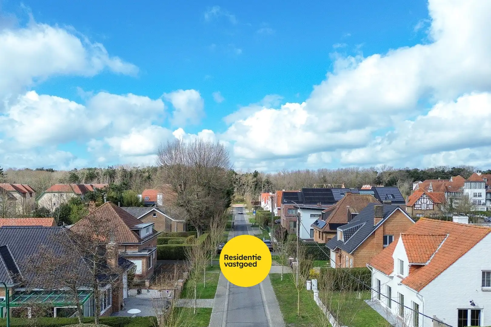 Instapklare en volledig gerenoveerde bungalow met 3 slaapkamers, tuin en garage vlak bij bos en centrum van De Haan foto {{pictureIndex}}
