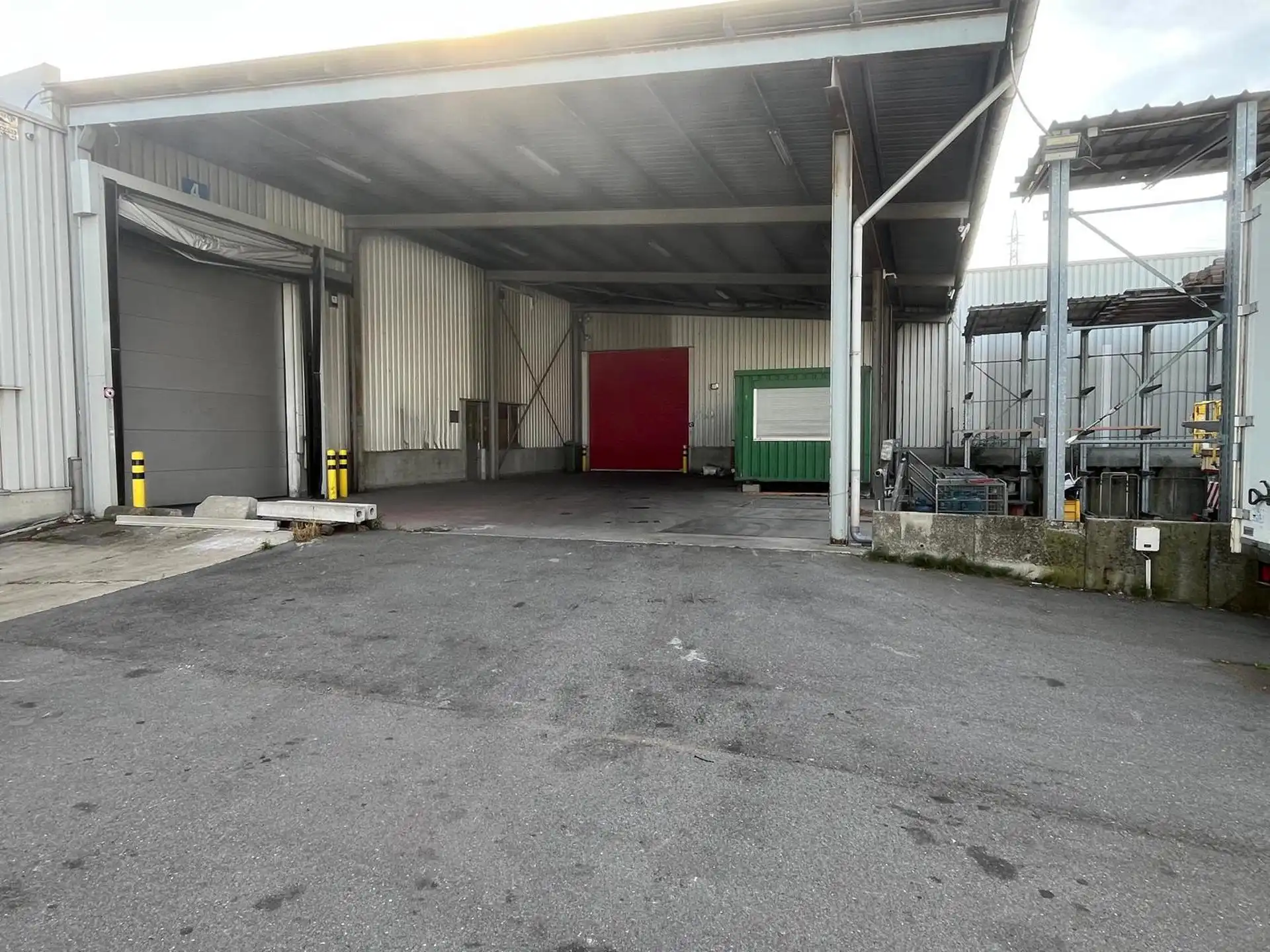 Magazijn ca.2.700m² met los- en laadzone te Merksem. foto 2