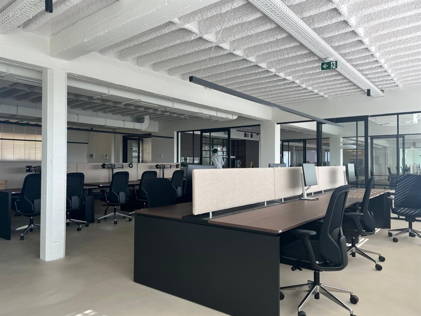 High-end kantoorruimte onder all-in formule aan Berchem Station foto {{pictureIndex}}