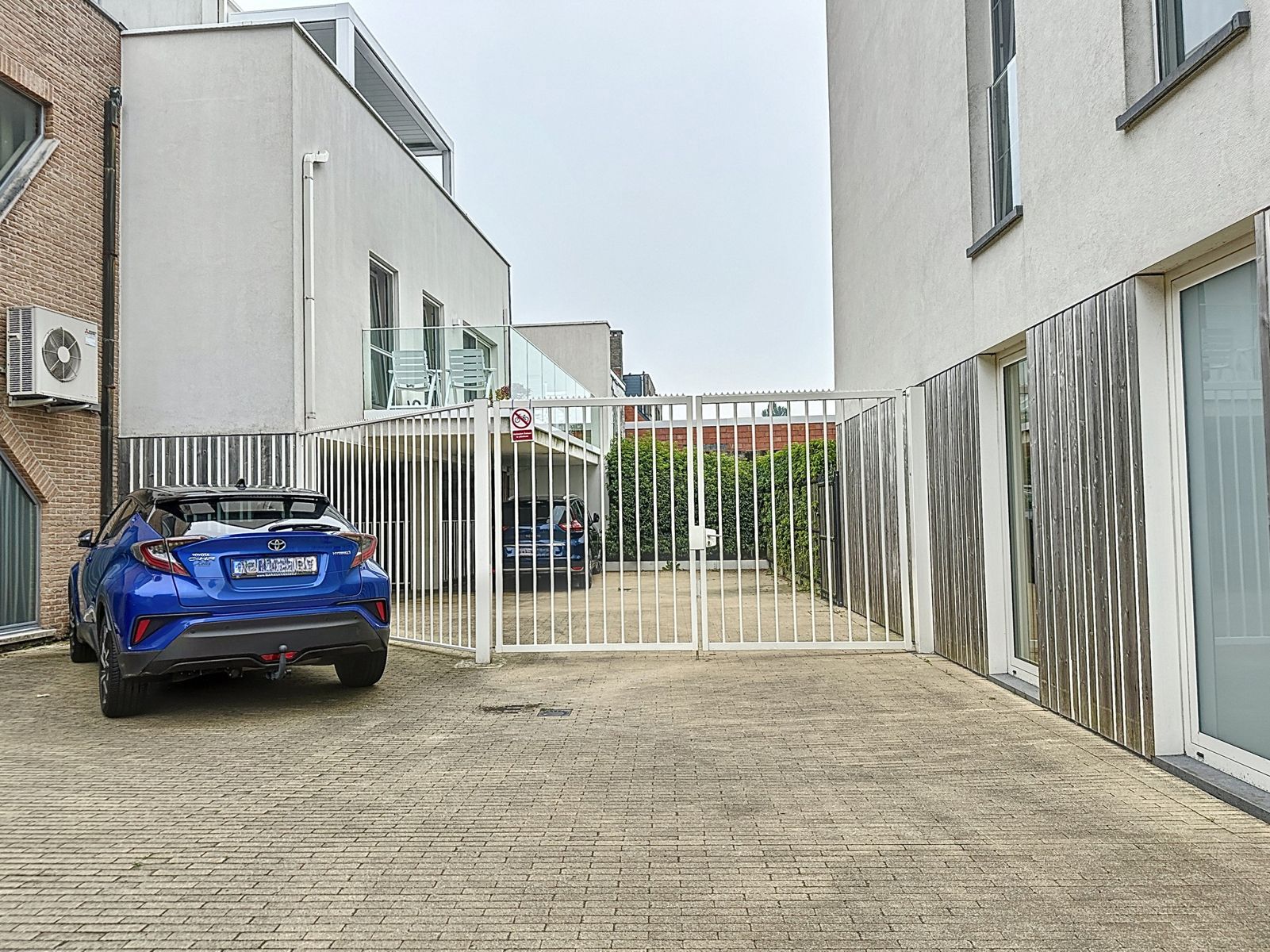 Twee bovengrondse staanplaatsen in open lucht nabij centrum foto 2