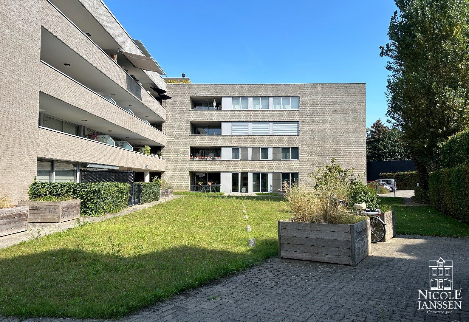 Verzorgd appartement met overdekt terras en parkeerplaats foto 2