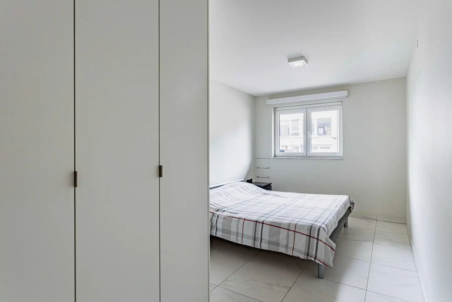 Gelijkvloers app. met tuin en 2 ondergrondse staanplaatsen foto 12