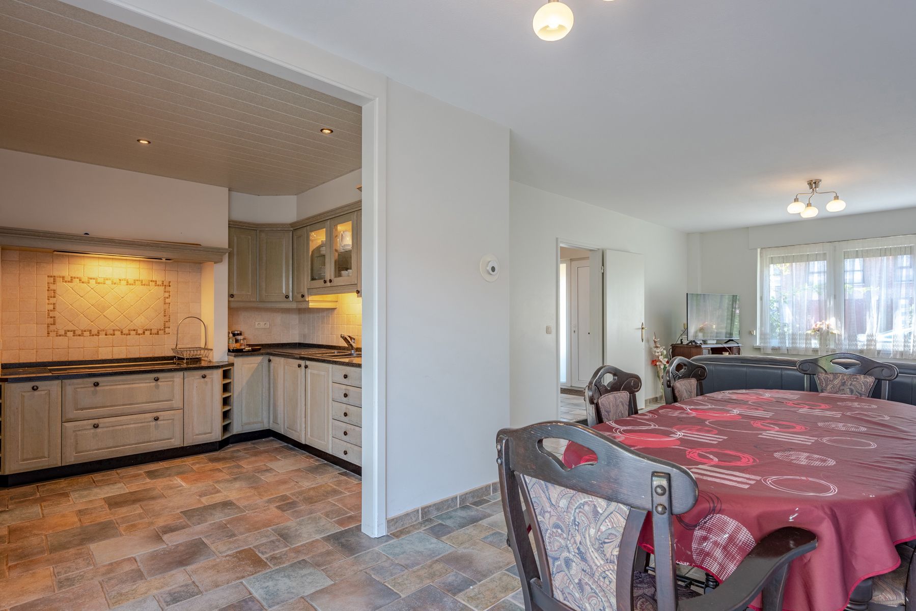 Instapklare woning met 5 slpk, 2 bdk en tuin op een rustige ligging! foto 6