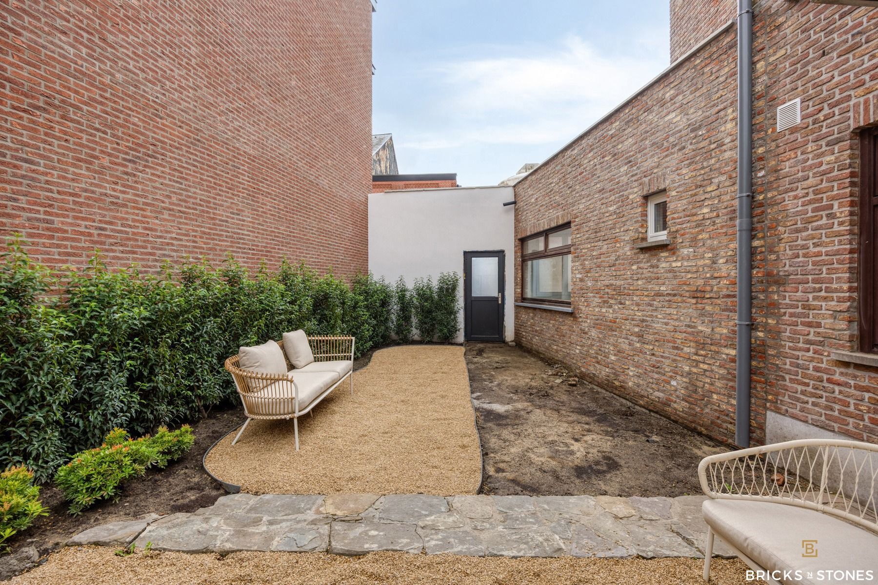 Zeer ruime halfopen bebouwing met praktrijkruimte en prachtige tuin foto 9