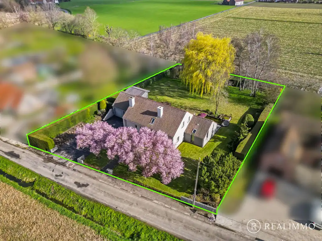 Ruime villa met 4 slaapkamers op ruim perceel met prachtige ligging! foto {{pictureIndex}}