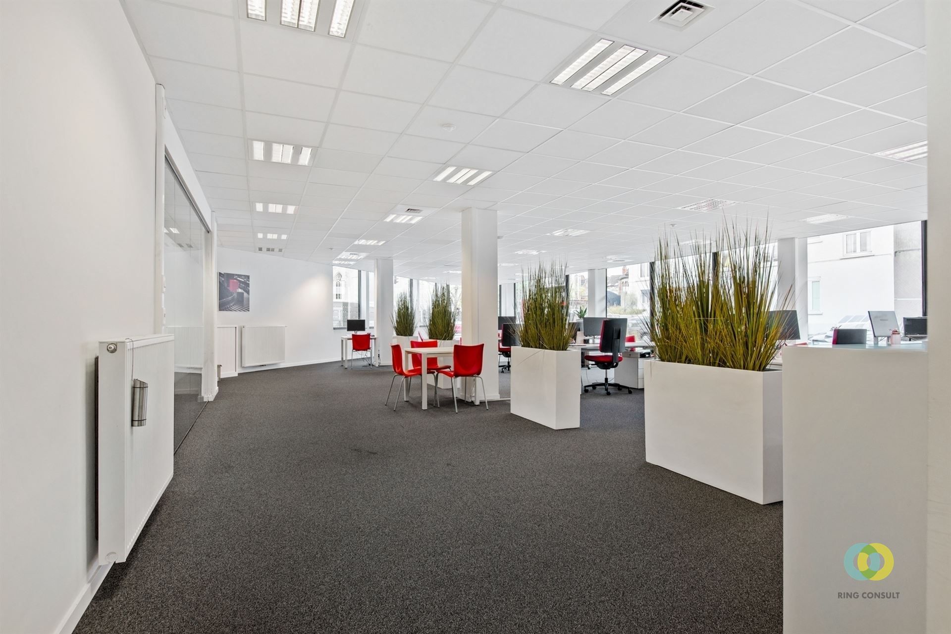 Instapklaar kantoor of commercieel gelijkvloers op uistekende locatie foto 9