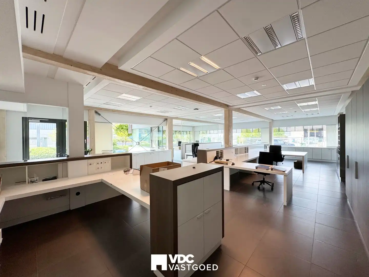 Representatief bedrijfscomplex met kantoren, dubbele industriehal, vergaderfaciliteiten, woongelegenheid en zonnepanelen foto 18
