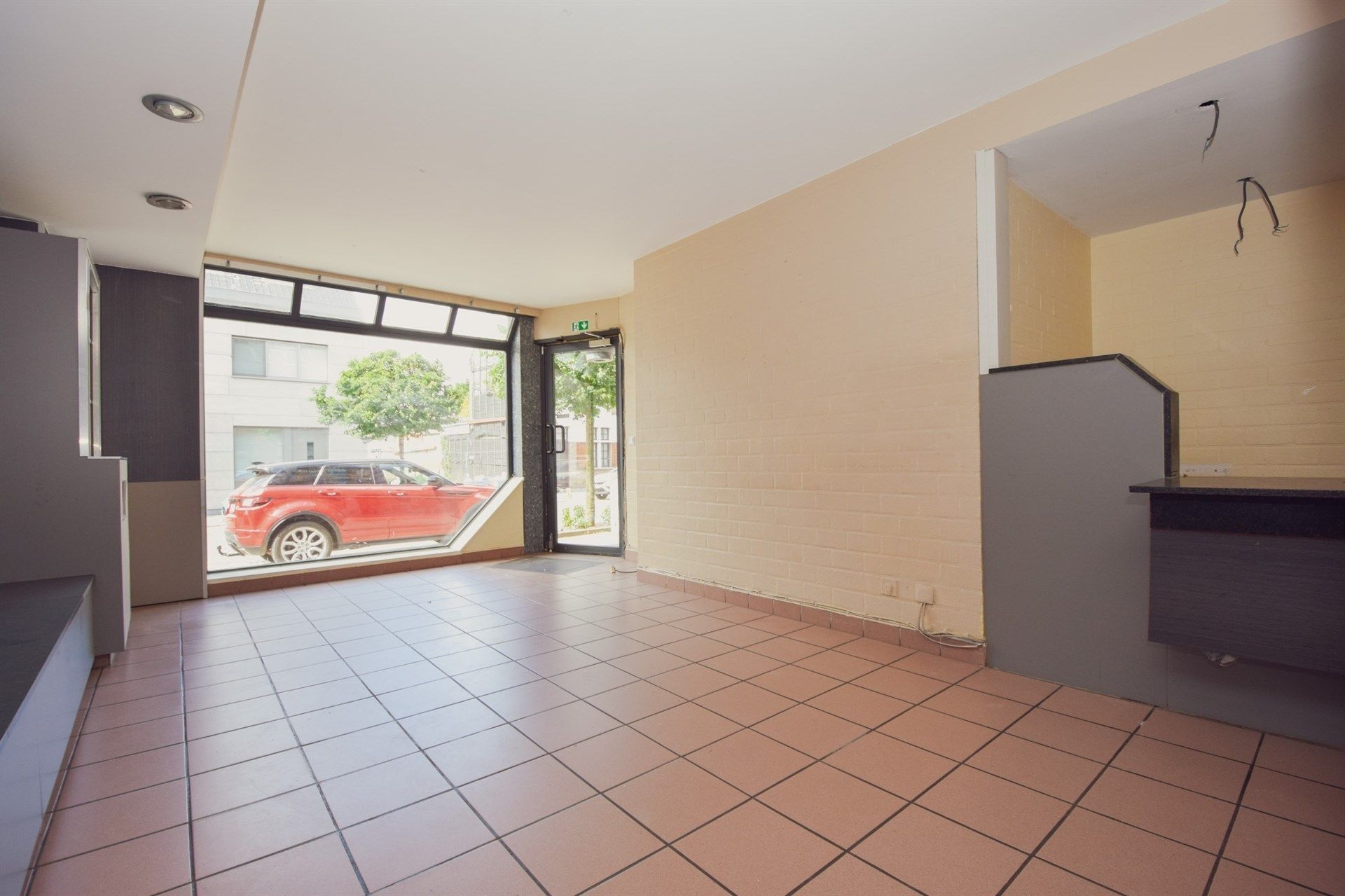 Uitstekend gelegen opbrengsteigendom bestaande uit handelsgelijkvloers + duplex appartement foto 3