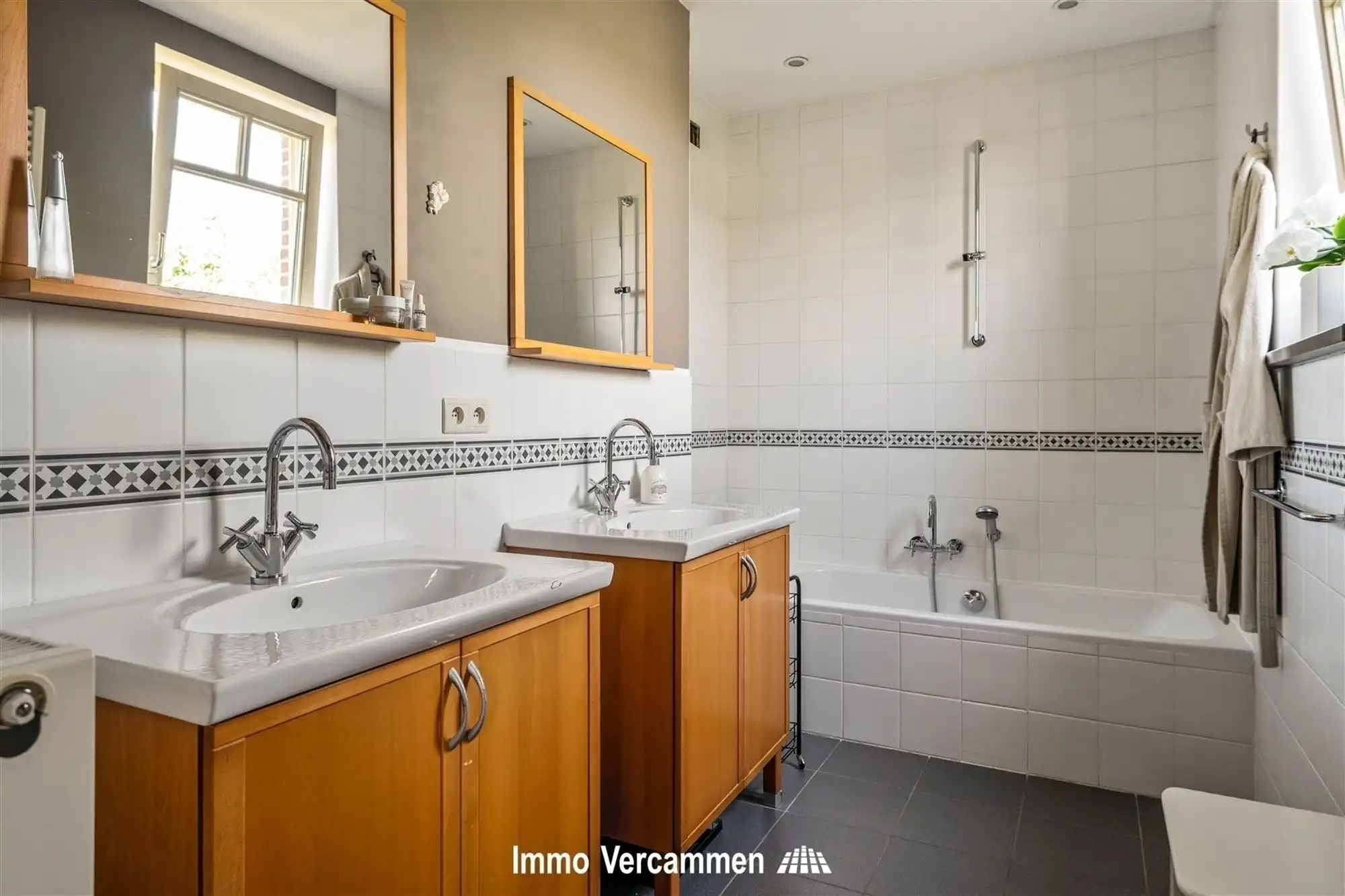 Elegante herenwoning met 4 slaapkamers, ruime zolder en zonnige tuin in Koningshooikt foto 10