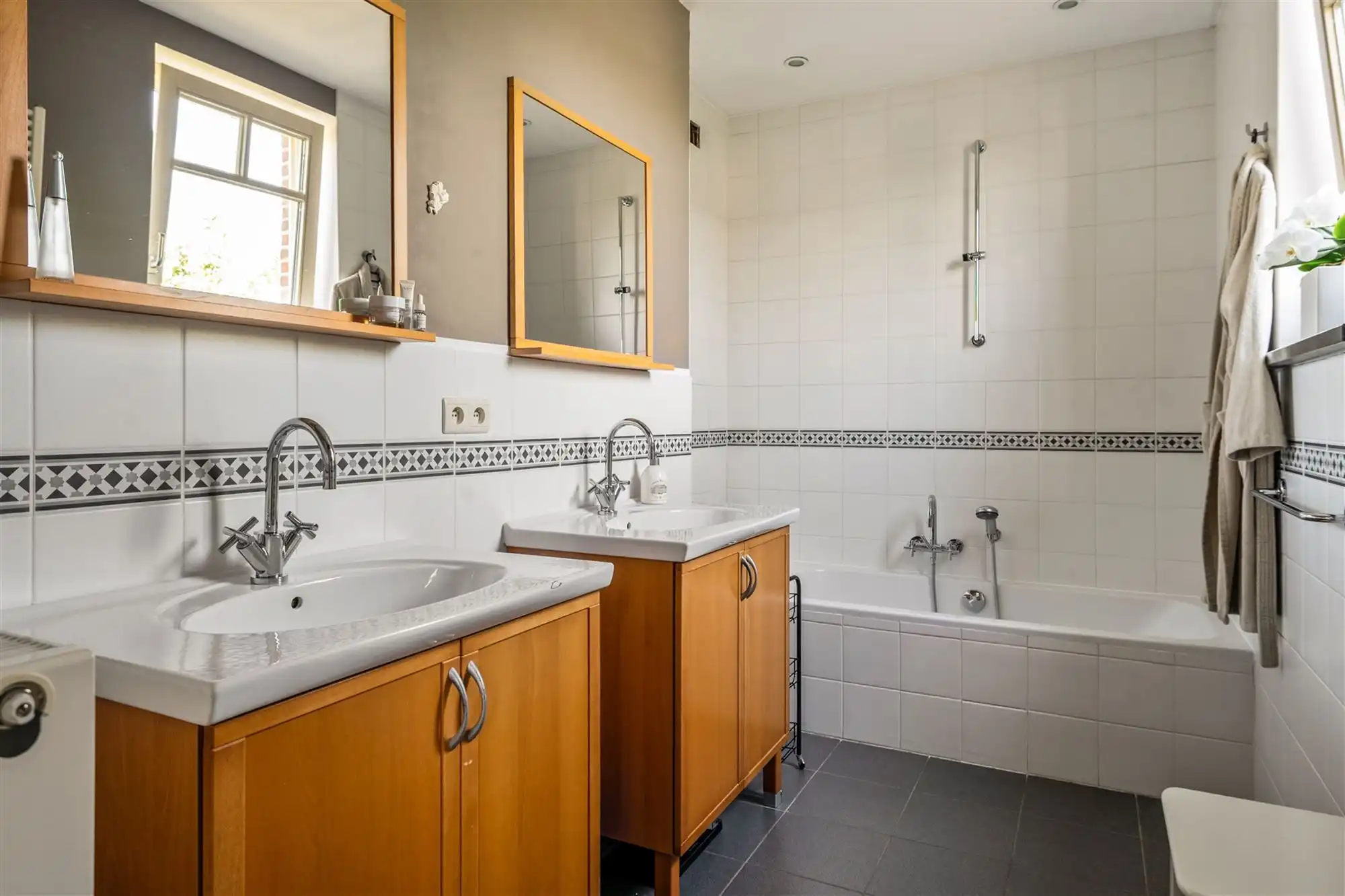 Elegante herenwoning met 4 slaapkamers, ruime zolder en zonnige tuin in Koningshooikt foto 10