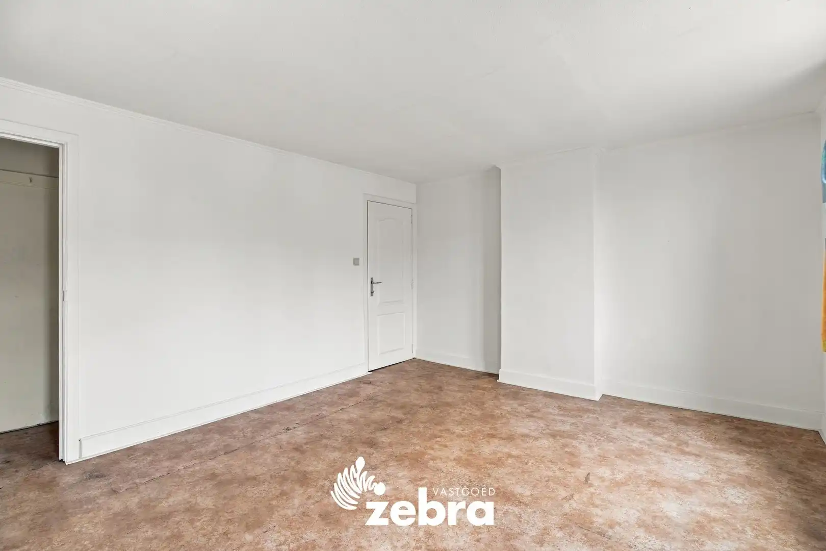 Te renoveren woning met uitweg te Roeselare! foto 11