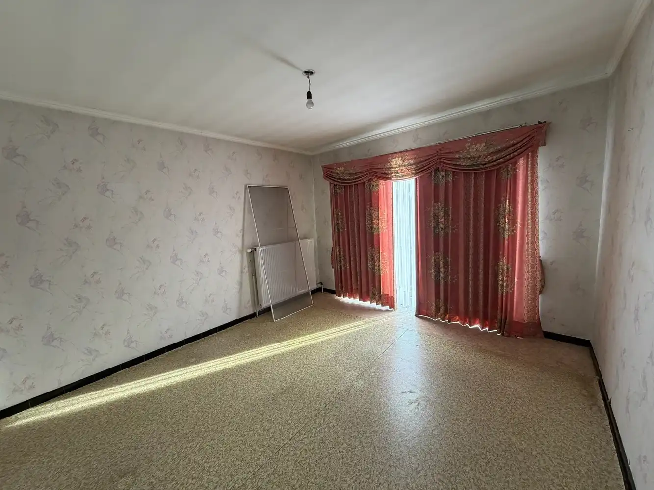 Genk – Hasseltweg 116: Op te frissen woning met 3 slaapkamers, inpandige garage, kelder, tuin en ruime parking aan de voorzijde foto 17