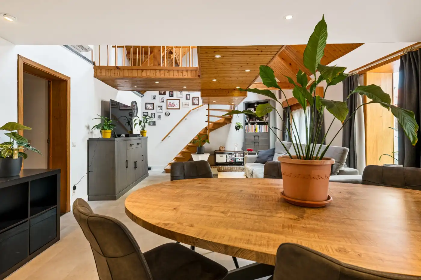 Top gelegen, charmante, vrijstaande woning met 3 slpk. en prachtige zuid-tuin foto 5