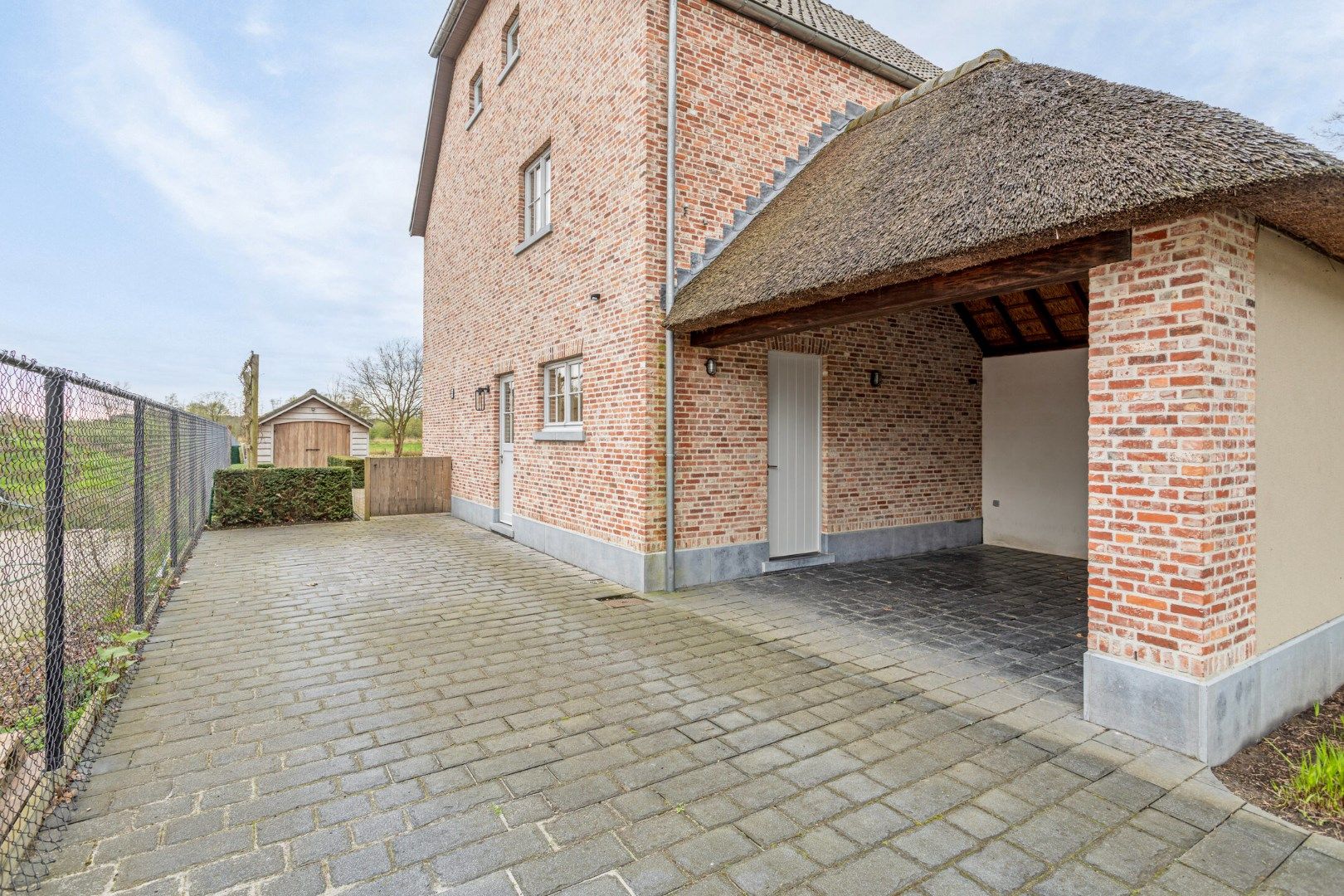 Ruim ingedeelde kwalitatieve villa op 12 are met adembenemd zicht op achterliggend groen. foto 49