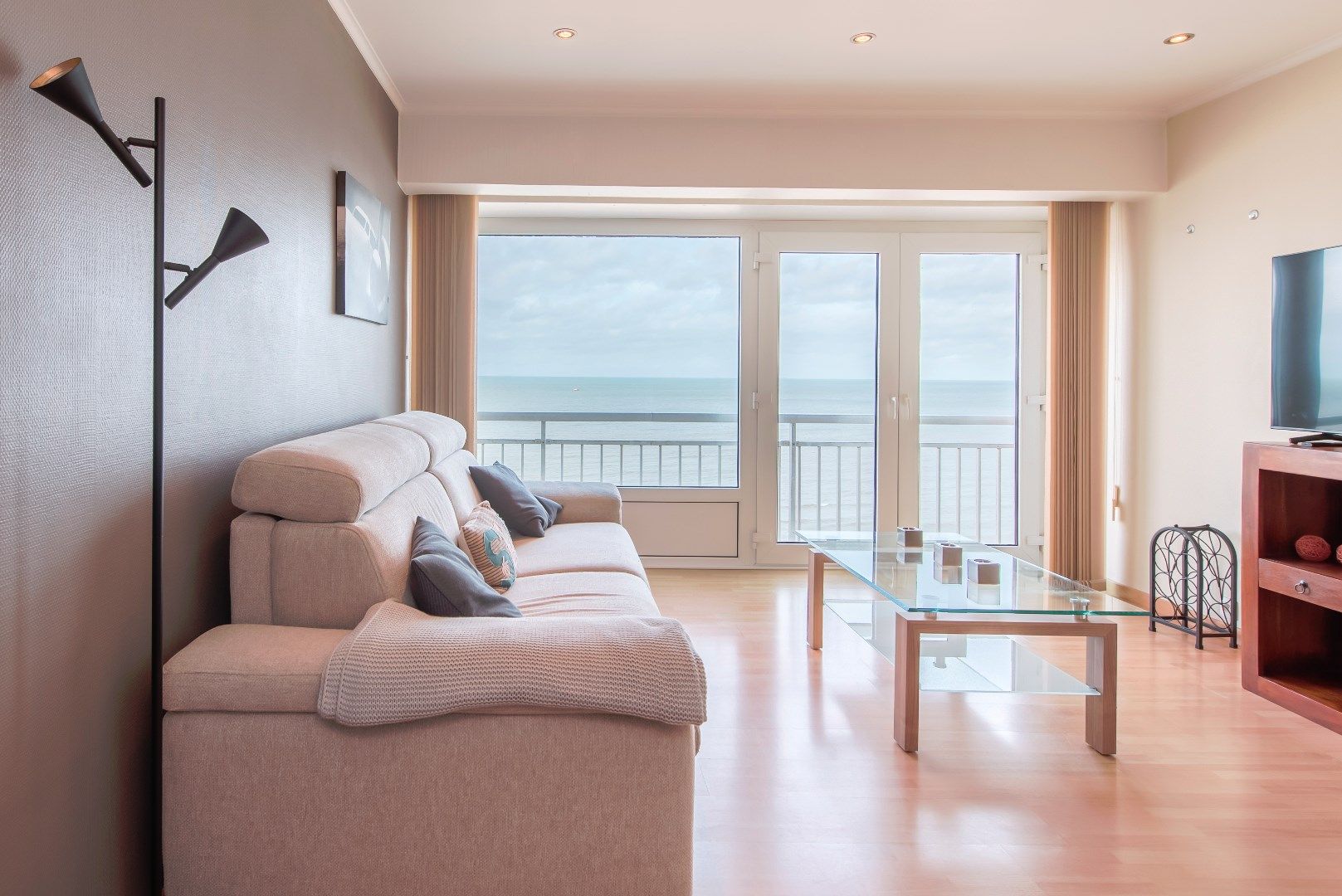 Volledig vernieuwde studio met aparte slaaphoek op de Zeedijk van Middelkerke foto {{pictureIndex}}