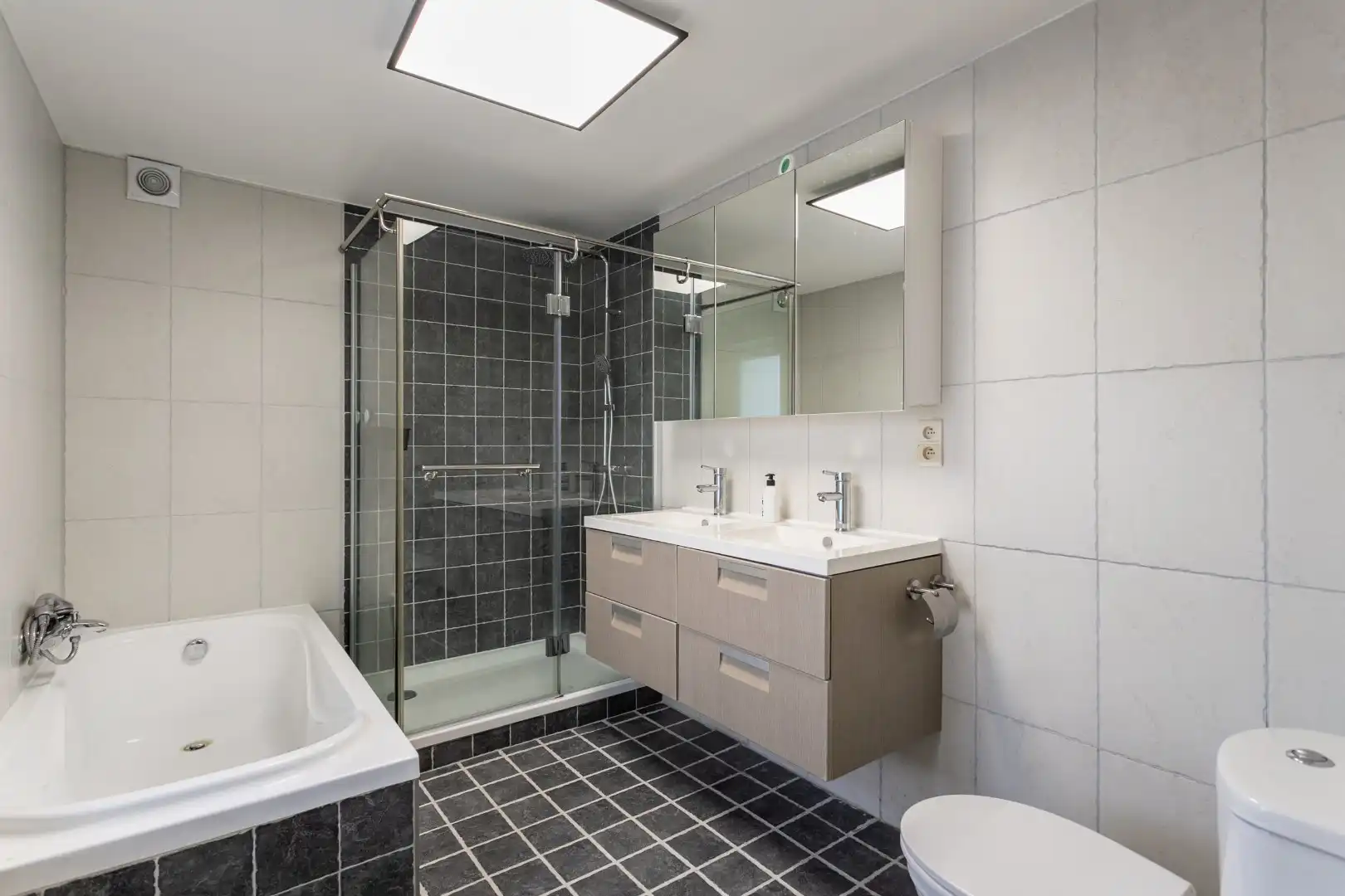 Instapklare woning met 3 slaapkamers, tuin en 2 garages.  foto 11