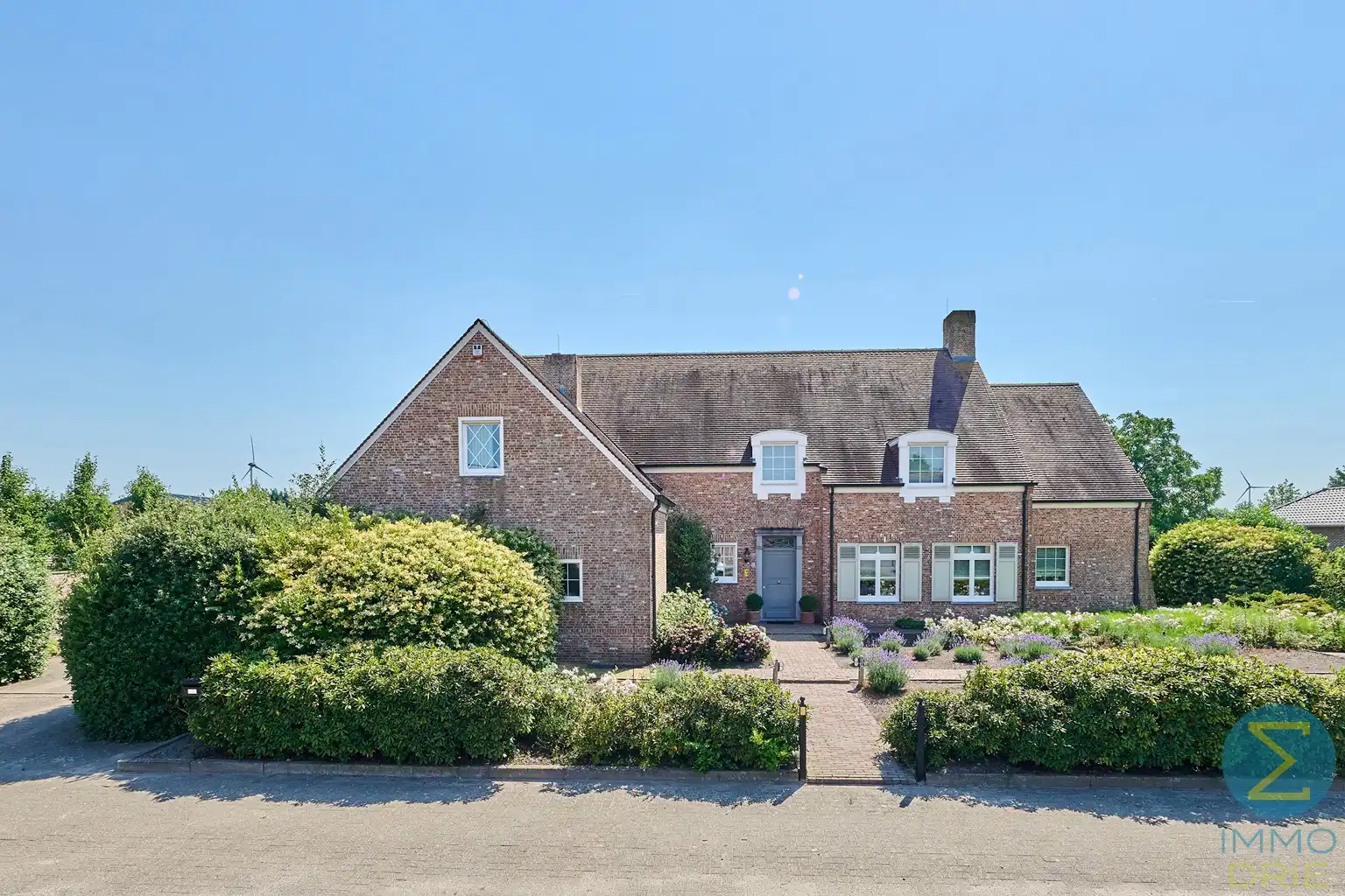 Hoofdfoto van de publicatie: Exclusieve villa met bijgebouwen op 6.660m² grond