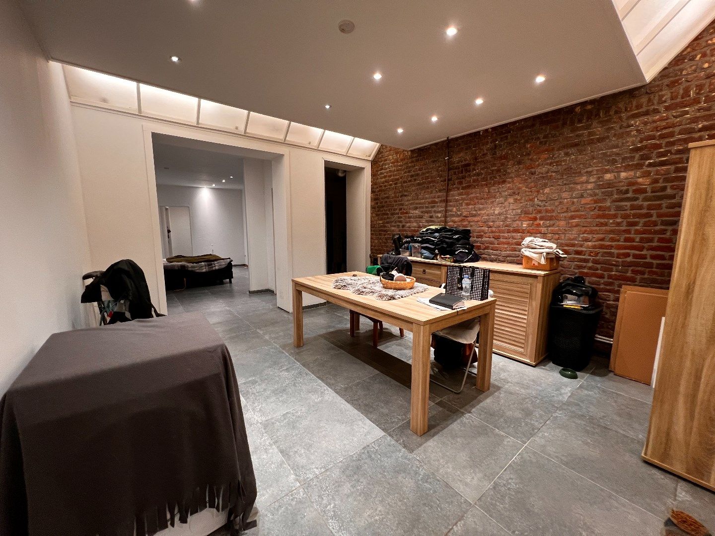 RUIM HANDELSPAND MET APPARTEMENT EN GARAGE IN CENTRUM POPERINGE foto 5