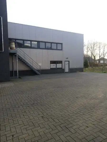 Modern magazijn / showroom met mezzanine en parking foto 12