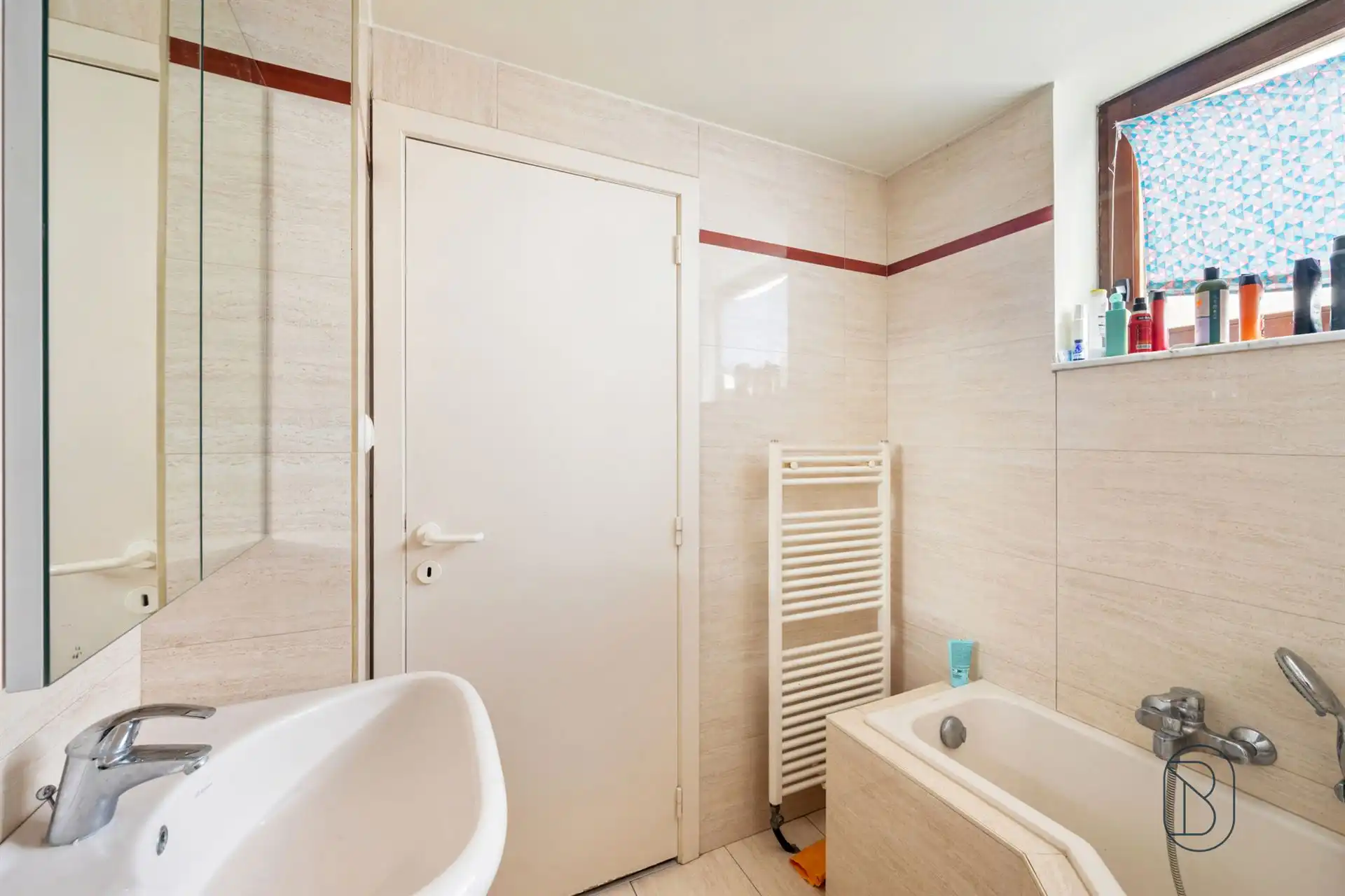 Centraal gelegen duplex appartement met 2SLPK foto 11