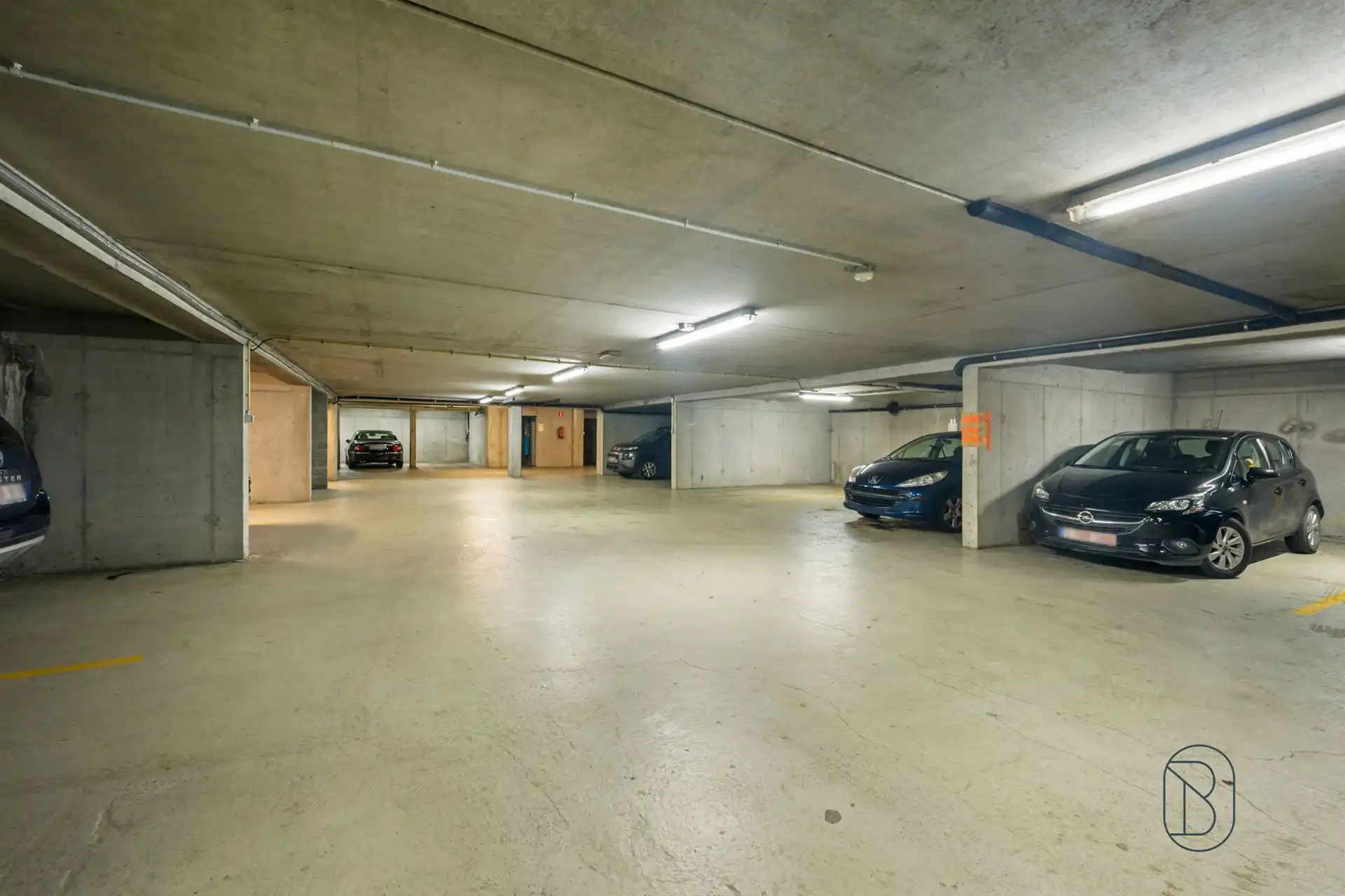 Goedgelegen duplexappartement met 2 slk.  foto 11
