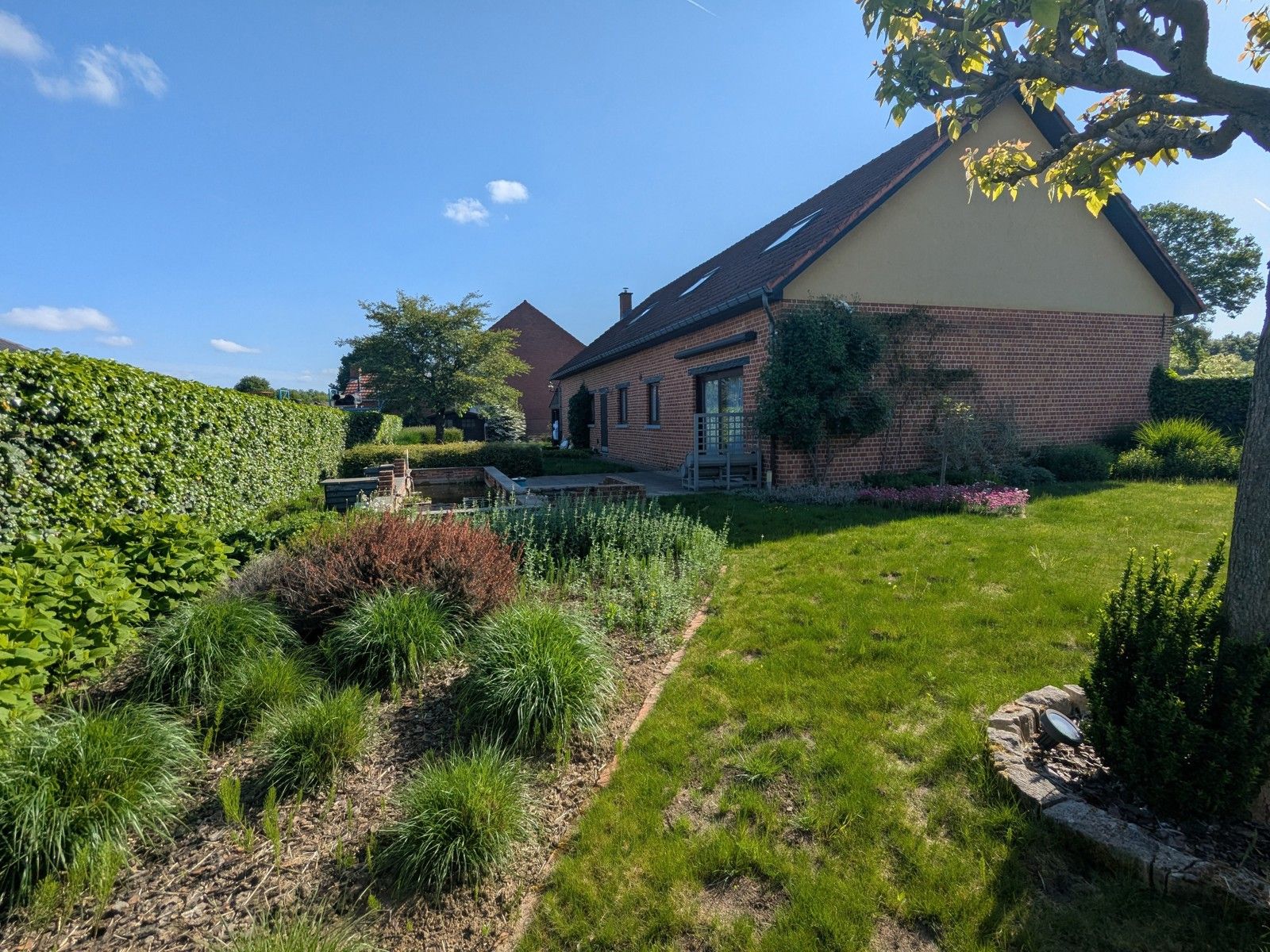 Ruime hoeve met mooie tuin + veel parking in rustig straatje foto 1