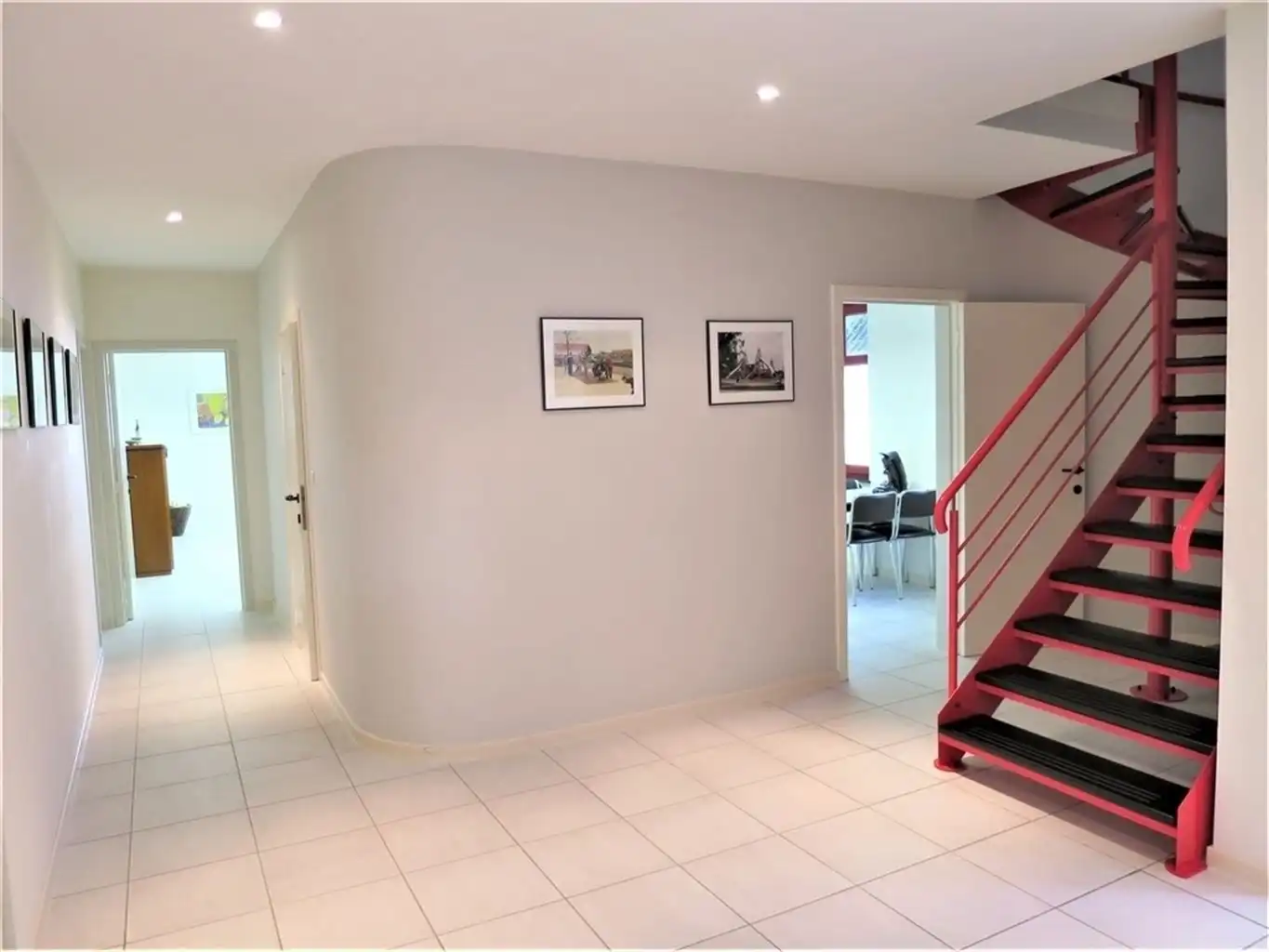 Gelijkvloerse handels/kantoorruimte,veel parkeergelegenheid. foto 3