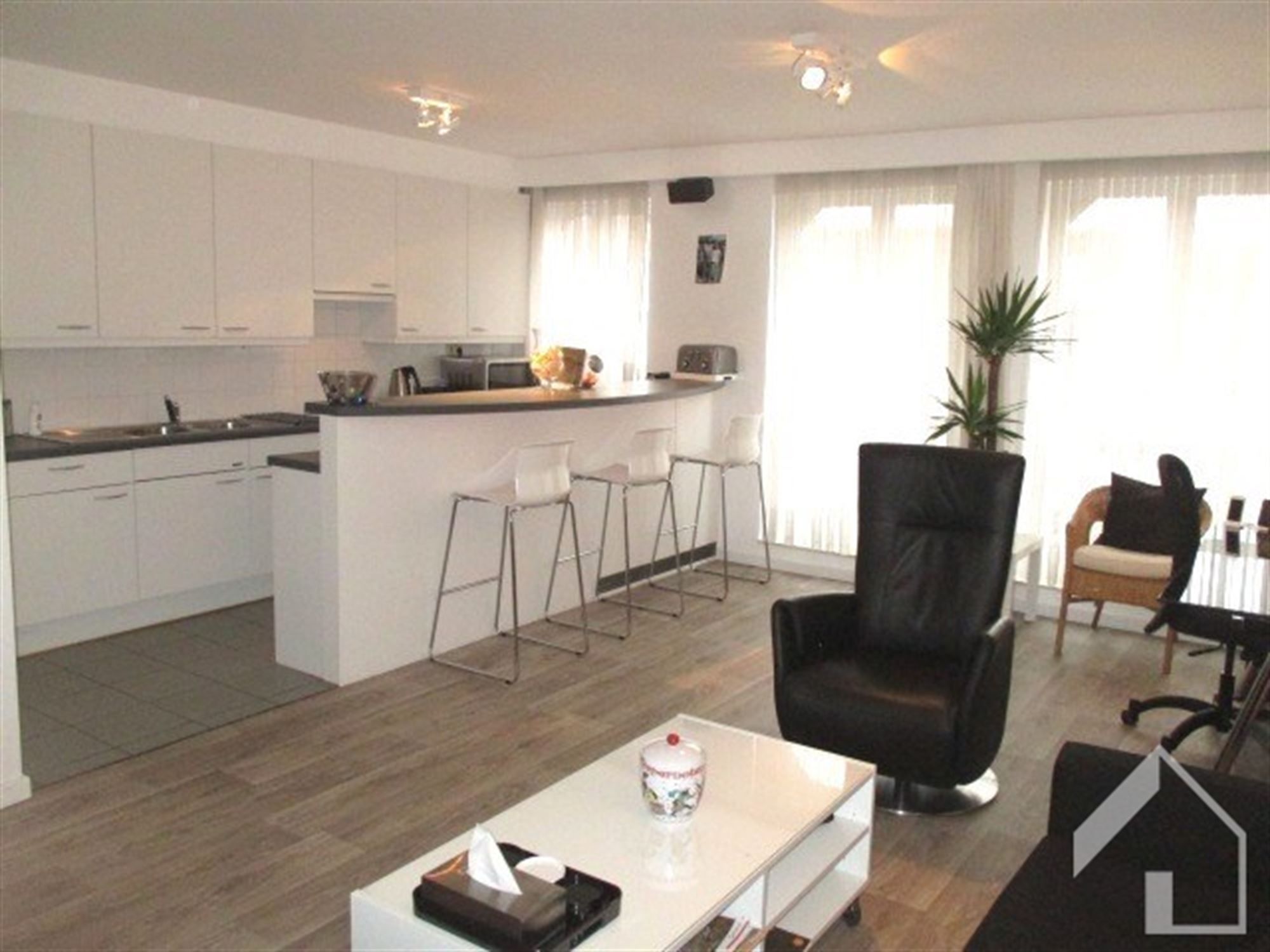 GOED GELEGEN APPARTEMENT MET 2 SLAAPKAMERS  foto 2