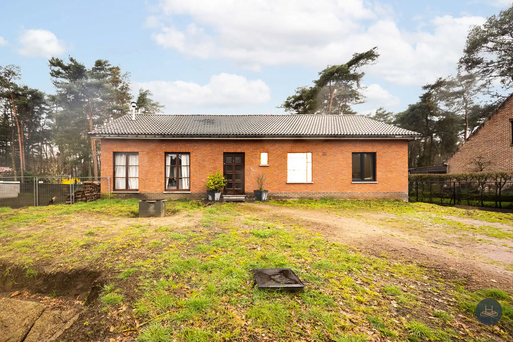 Gezinswoning met renovatiepotentieel op knap perceel foto 2