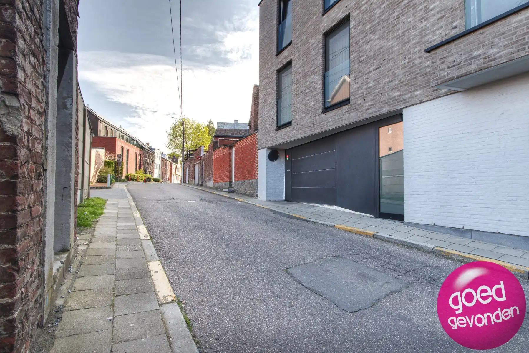 ONDERGRONDSE PARKEERPLAATS - CENTRUM - VEILIG - AUTOLIFT foto {{pictureIndex}}