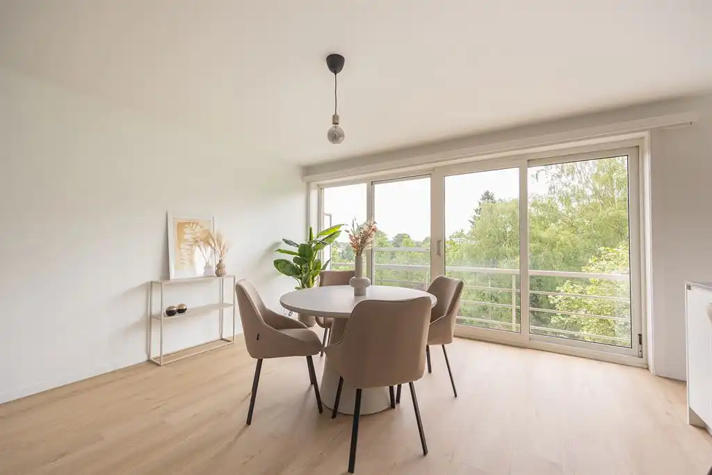 Ruim gerenoveerd appartement met groen zicht en parkeerplaats foto 3