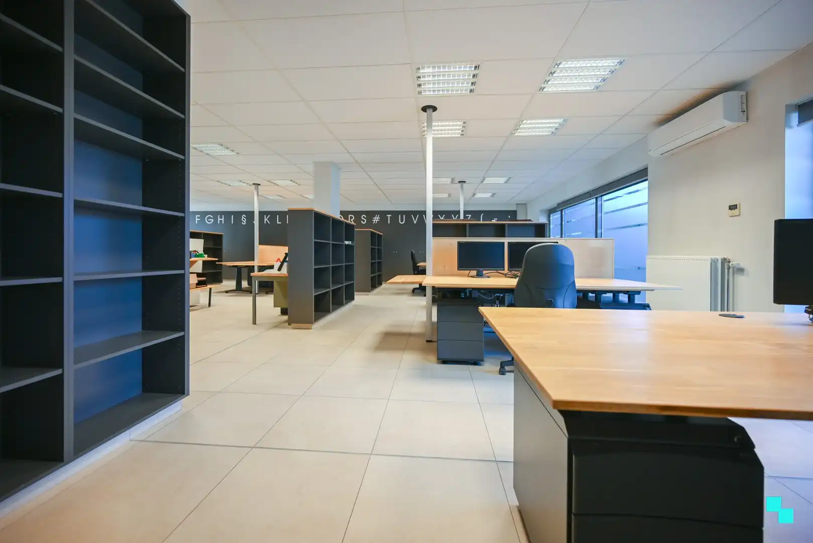 Uiterst commercieel en vlot bereikbaar handelspand (340 m²) te Izegem foto 12