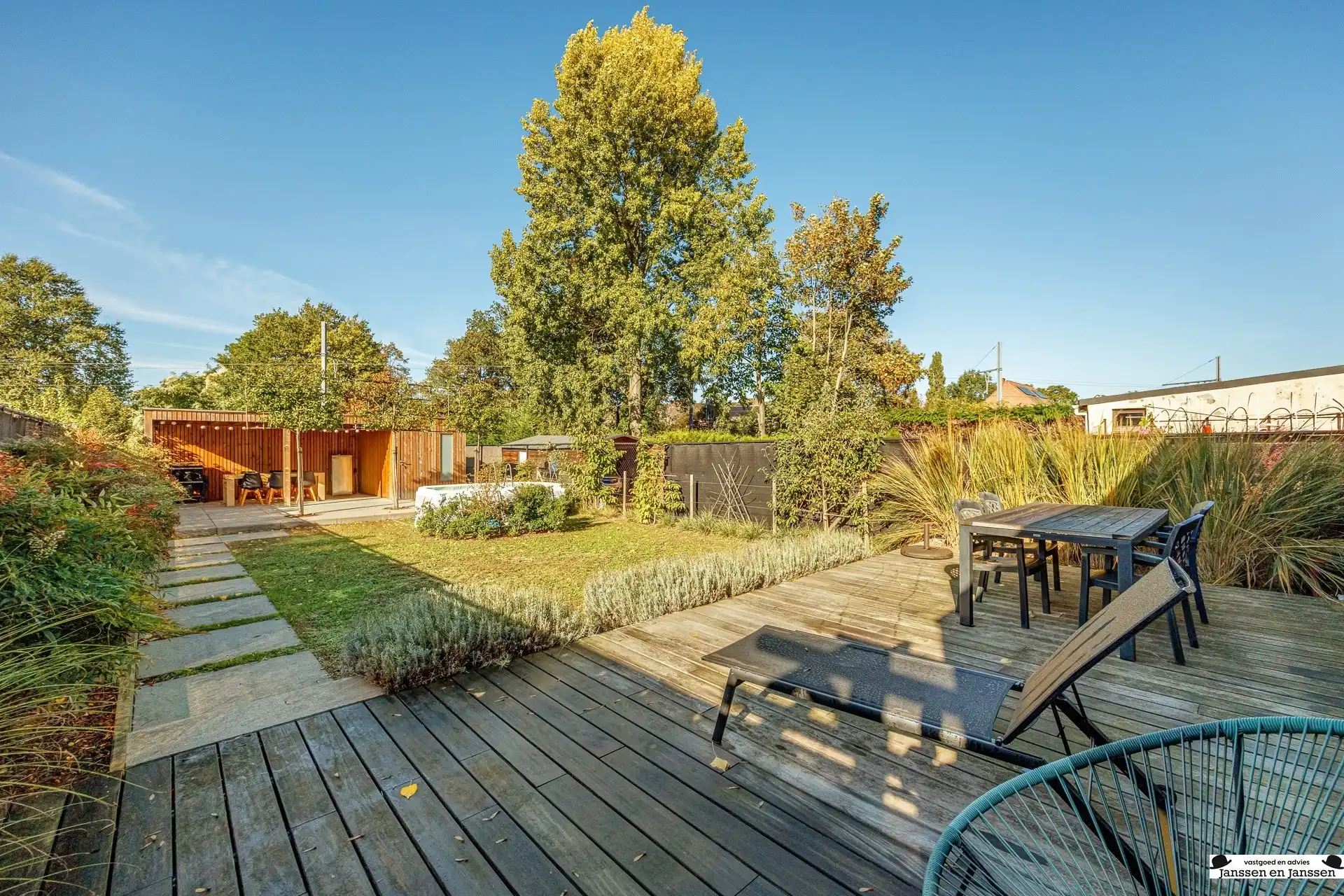 Prachtig gerenoveerde woning met 4 slaapkamers, garage en zonnige tuin foto 28